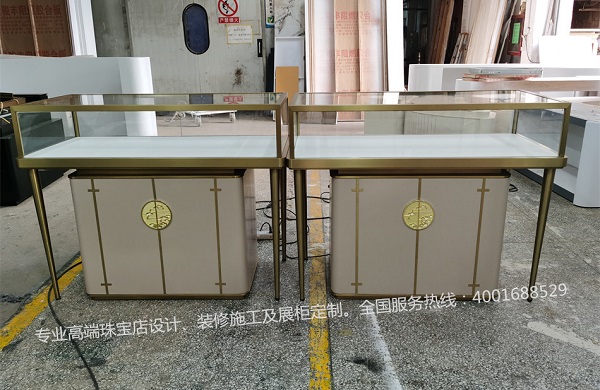 两种常见的珠宝展示柜