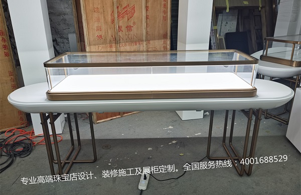 弧形珠宝展柜与直形珠宝展柜的区别